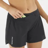 Short deportivo Salomon Sense Aero de 5 pulgadas, color negro, con diseño minimalista, aberturas laterales en el dobladillo y logotipo reflectante de la marca.
