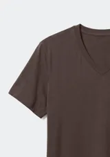Remera verde militar de manga corta, con escote en V y diseño clásico ajustado al cuerpo.