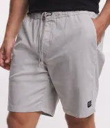 Bermuda de sarga lavada color gris claro, de corte recto, con bolsillos laterales y presillas en la cintura.