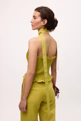 Conjunto de top strapless y falda midi con volados, color fucsia, con textura plisada y bufanda al cuello.