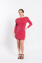Vestido corto de punto con hilo brillante, corte ajustado al cuerpo, mangas largas con ligero frunce en los hombros y escote bote.