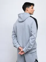 Canguro negro con capucha, corte clásico, mangas largas con franjas grises y logo de la marca bordado en el pecho.