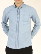 Camisa de manga larga estilo denim, con corte slim fit, cuello buttondown y bolsillo frontal.