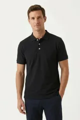 Remera polo de manga corta color negro, confeccionada en 100% algodón, con cuello clásico y cierre frontal de tres botones.