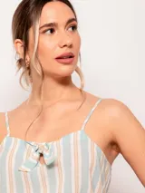 Top de algodón con estampa de rayas verticales en azul, blanco y rojo, con tirantes finos regulables y detalle de nudo en el escote.