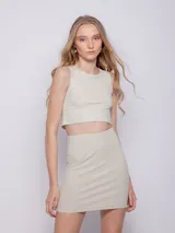 Falda corta negra de tela brillante con textura acanalada y elástico en la cintura.