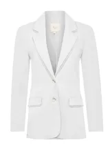 Blazer de lino orgánico color blanco, con corte recto, cuello sastre y cierre frontal de dos botones. Presenta detalles de costura calada en el borde del cuello y en las tapas de los bolsillos frontales.