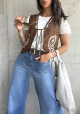 Chaleco marrón de gamuza con bordados florales en color crema, con cierre frontal con lazos.