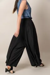 Pantalón ancho de seda color negro, con cintura elastizada y caída fluida.