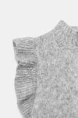 Chaleco de punto color azul petróleo con cuello subido y mangas sisa decoradas con volantes. Presenta acabados en rib en el cuello, sisas y ruedo.