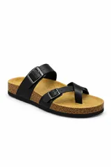 Sandalias estilo birkenstock color blanco, con dos tiras anchas ajustables mediante hebillas metálicas y diseño de ojota en la parte delantera. Presentan plantilla anatómica de corcho y suela de goma antideslizante.