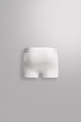 Pack de tres calzoncillos tipo bóxer de color blanco, confeccionados en tejido elástico con mezcla de modal y cintura elástica con logo grabado.