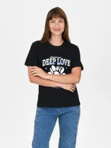 Remera negra de manga corta con estampado gráfico frontal en color blanco y azul con la leyenda "Deep Love".