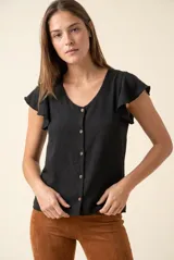 Blusa negra de manga corta con volados en los hombros, escote en V y cierre frontal con botones.