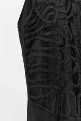 Vestido largo de satén con cuello halter ajustable y hombros descubiertos. Presenta un diseño elegante con espalda detallada en tejido con relieve y bordados perforados. Incluye cierre lateral con cremallera oculta.