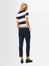 Pantalón chino azul marino de corte slim.