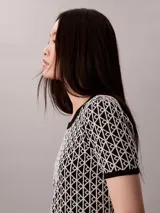 Remera de punto Calvin Klein de manga corta y cuello redondo, con estampado integral del logo y diseño en blanco y negro.
