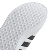 Championes Adidas Grand Court Base 2.0, color blanco con las tres tiras laterales en negro, de estilo urbano.