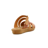 Sandalias de cuero color suela y marrón, con diseño de tres tiras cruzadas en el empeine y tira ajustable con velcro en el talón. Cuenta con suela plana y cómoda.