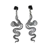 Par de aros colgantes con forma de serpiente plateada con detalles en negro.