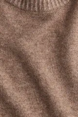 Buzo de punto suave color marrón, de corte holgado, con cuello redondo acanalado, hombros caídos y mangas cortas.