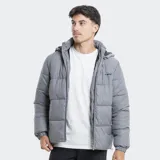 Campera puffer Reef de color gris, con diseño acolchado, cierre frontal completo, capucha desmontable y bolsillos laterales con cierre.