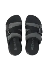 Sandalias tipo slide negras con doble tira de tela acolchada con ajuste de velcro y logo de la marca. Suela anatómica con diseño geométrico.