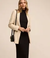 Vestido midi ajustado de color azul marino, confeccionado en tejido rib (acanalado) de viscosa y elastano. Presenta cuello alto y mangas cortas.