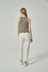 Musculosa de punto color verde militar con estampado animal print en tonos marrón y gris.