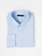 Camisa de vestir de manga larga, color blanco, con cuello clásico y cierre frontal de botones. Presenta un corte slim fit y una textura sutilmente rayada en la tela.