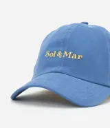 Gorra de sarga de algodón celeste con ala curva, ajuste trasero y bordado frontal con la inscripción "Sol&Mar" en color dorado.