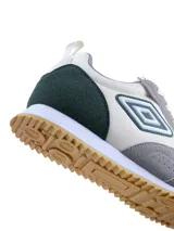 Championes urbanos Umbro modelo Midtown, con diseño de paneles en cuero sintético blanco, gamuza gris y detalle en verde oscuro en el talón. Presenta el logo de la marca en el lateral y suela de goma con textura dentada.