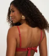 Top de bikini color rojo, de microfibra, con breteles ajustables adornados con pedrería y lazo en la espalda.