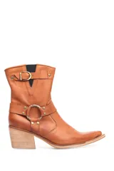 Bota texana de cuero color marrón, de media caña, con punta fina, taco de madera y detalles de hebillas y costuras.