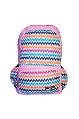 Mochila rosa con estampado de zig-zag en tonos naranja, azul, celeste, gris y fucsia. Tiene un bolsillo frontal con cierre y dos bolsillos laterales con elástico.