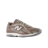Championes urbanos New Balance modelo 204L, color marrón con detalles en rosa claro. Confeccionados con una combinación de ante y malla, presentan el logo N en el lateral y una suela de EVA para mayor amortiguación.
