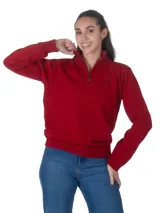 Buzo de punto color rojo con cuello alto y cierre frontal parcial, de manga larga con puños y ruedo acanalados.