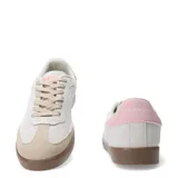 Championes urbanos de diseño bajo, con cuerpo en tono beige claro, puntera reforzada en gamuza color arena, suela de goma marrón y detalle de talón en color rosado.
