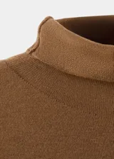 Jersey Mila de punto fino y diseño recto, color tostado, con cuello alto y mangas largas.