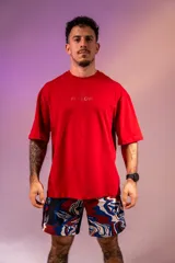 Remera oversize roja de algodón elastizado con logo estampado en el pecho.