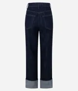 Pantalón de jean azul oscuro con lavado uniforme, corte recto y tiro alto. Presenta un diseño clásico con pasantes en la cintura, cierre frontal con botón y cremallera, y un dobladillo ancho doblado en la parte inferior.