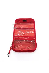 Necessaire rectangular de color negro con estampado de letras en gris y logo de labios rojos con la inscripción 'Oreiro Love' en el centro. Cuenta con cierre perimetral y tirador de cordón rojo.