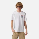 Remera blanca de algodón con cuello redondo y manga corta. Estampado pequeño en el pecho con una X formada por figuras geométricas en tonos rojo, azul y negro.