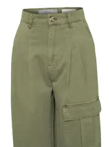Pantalón cargo de tiro alto y corte recto color verde militar, con bolsillos laterales con solapa y trabillas ajustables en los tobillos.