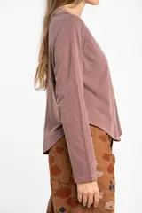 Remera de manga larga con cuello redondo, confeccionada en algodón lavado con efecto desgastado. Presenta un corte oversize y una textura suave y resistente.