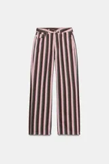Pantalón de jean tiro medio con corte recto y estampado de rayas verticales en tonos rosa pálido, marrón oscuro y gris. Presenta cinco bolsillos y cierre frontal con cremallera y botón.