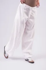 Pantalón de vestir negro de corte wide leg, con diseño de inspiración sastrera y costuras verticales frontales. Presenta un calce fluido y tiro alto.