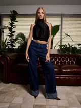 Top negro con cuello halter y espalda descubierta.