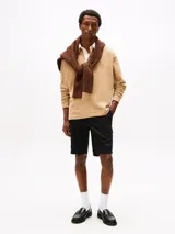 Pantalón corto tipo cargo de sarga de algodón elástico, color negro, con corte amplio y pierna recta. Presenta bolsillos ribeteados en la cintura, bolsillos laterales tipo cargo y un bolsillo trasero de ojal con botón.