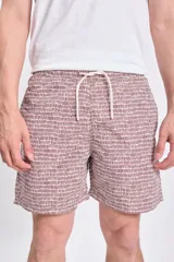 Short de baño color crudo con estampado de pequeñas líneas verticales color marrón.